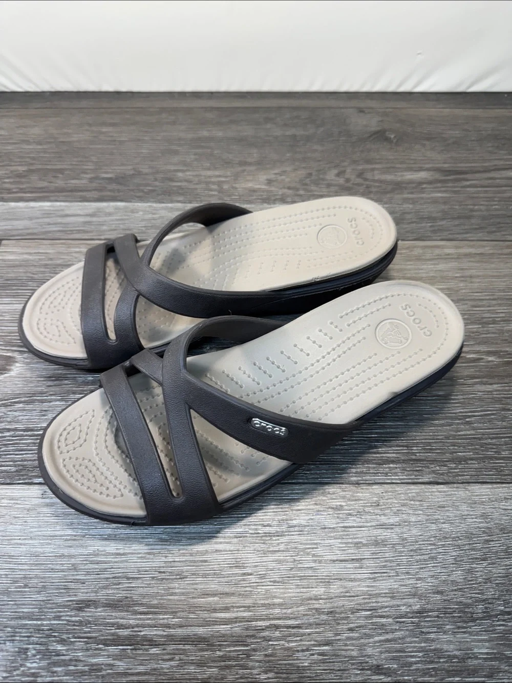 CROCS Women’s Beige Footbed Dark Brown Crossover Strap Sandals Sz 9 (h154)